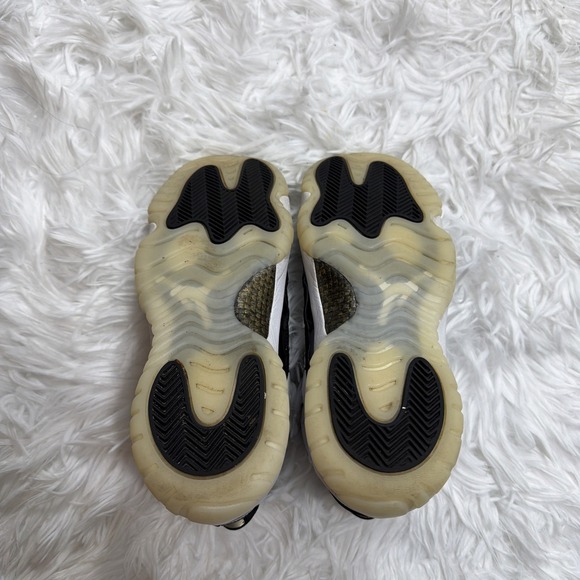 Athletic_Shoes